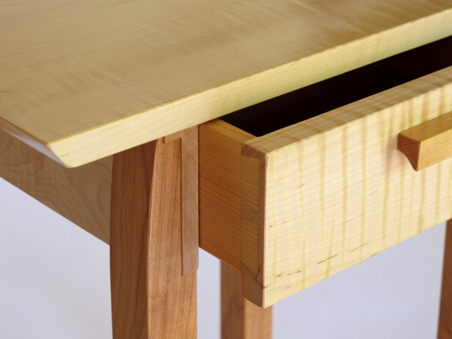 END TABLE WITH DRAWER